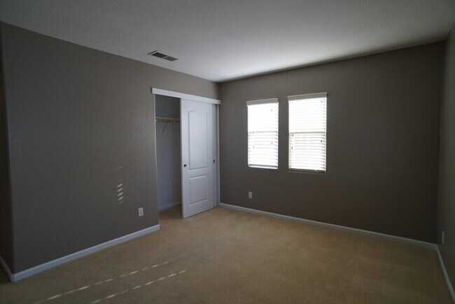 Building Photo - Spacious 4 bedroom 2.5 bathroom in Lincoln Crossing!