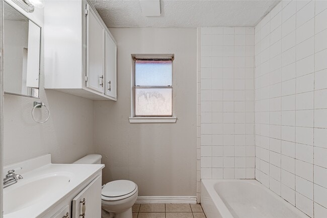 Building Photo - 2021 Kingsdale Dr