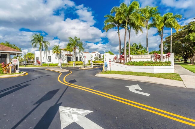 Building Photo - 210 Lake Pointe Dr