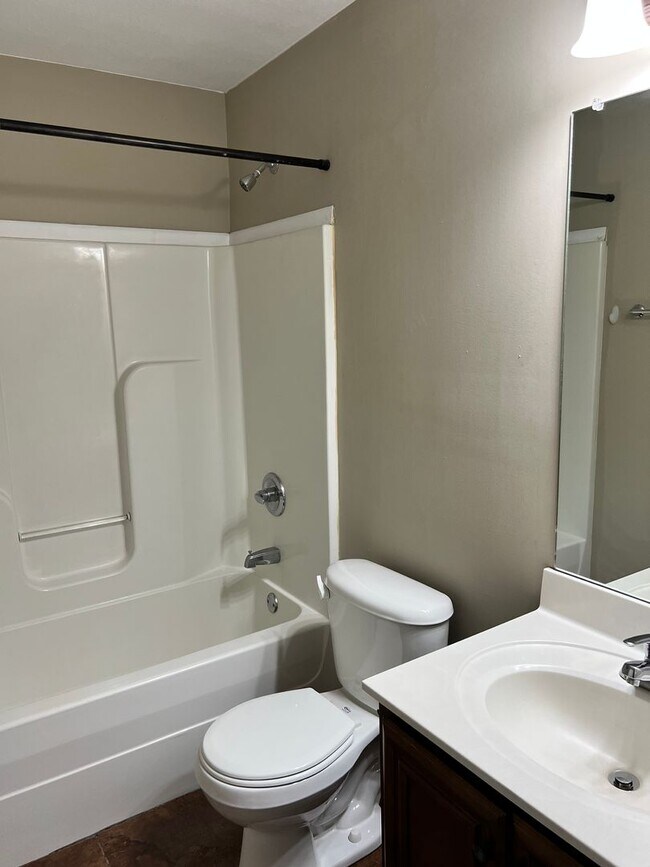 Building Photo - 3 bed/2bath Townhome freshly painted!