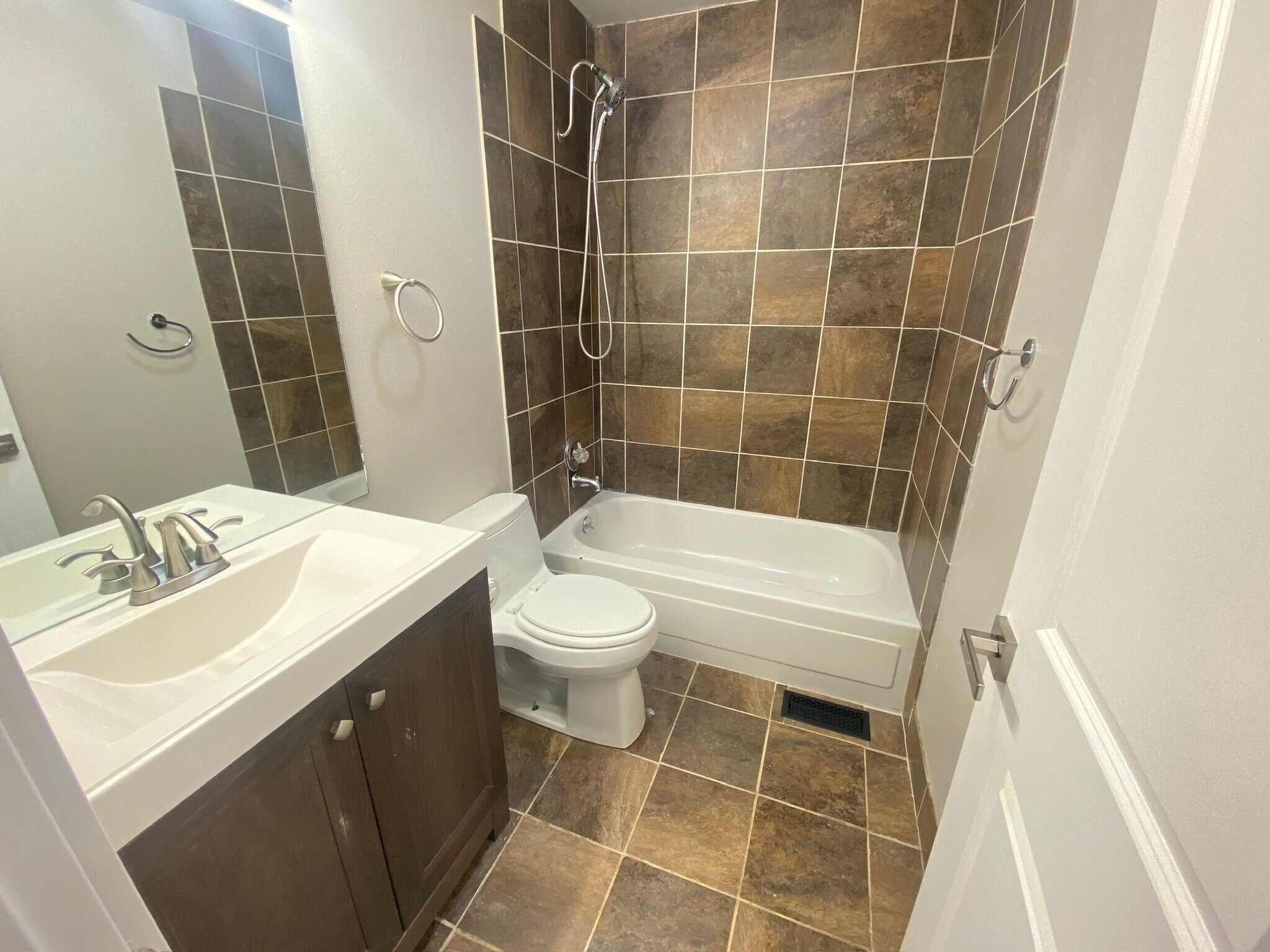 Hallway bath - 3934 Red Cedar Dr