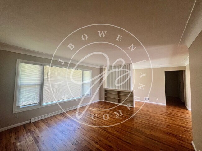 Building Photo - "Charming 4-Bedroom Washington Local Gem w...