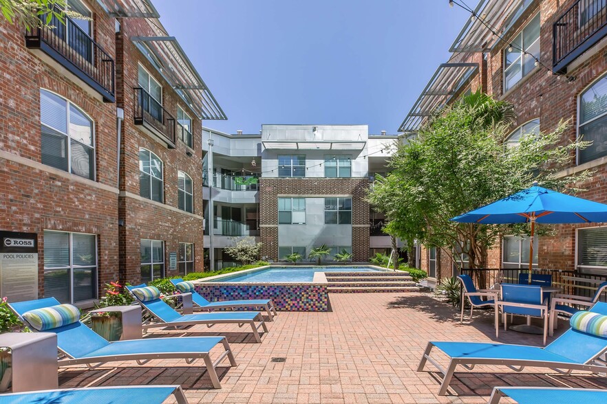 Resort-style Swimming Pool with Sundeck - 1001 Ross