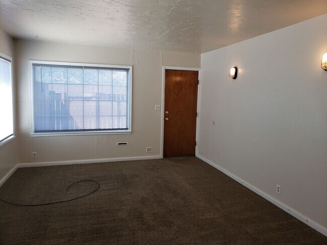 Building Photo - Central Sparks 2 Bedroom Home 