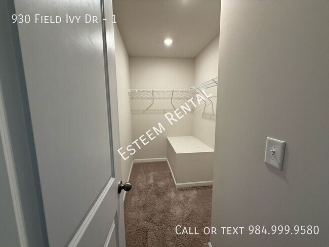 Building Photo - 930 Field Ivy Dr