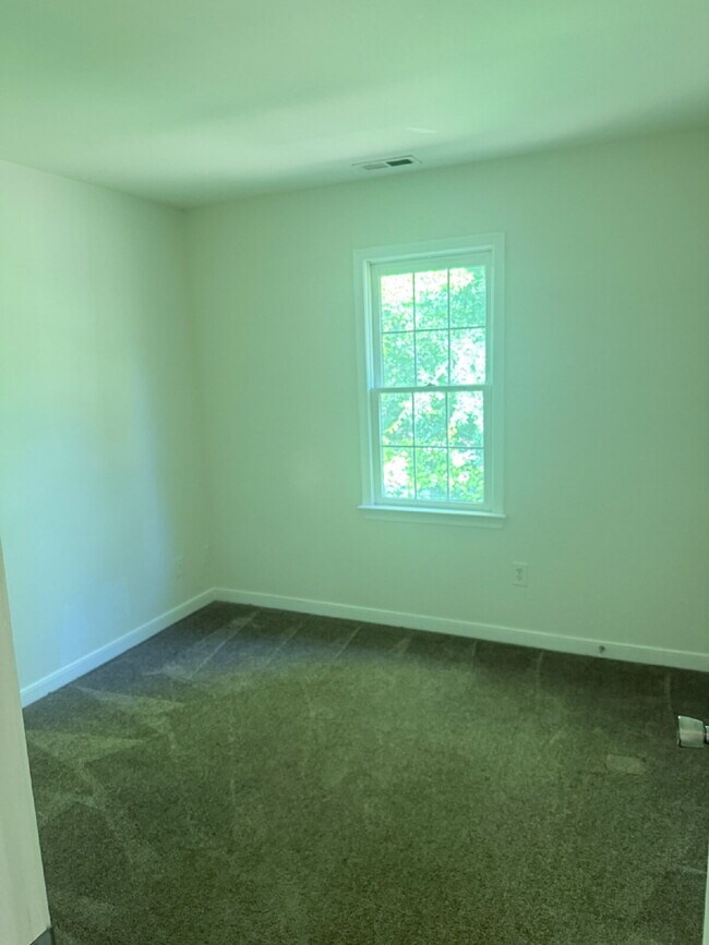 Building Photo - Great Location 3 Bedroom Home Ready to Move In