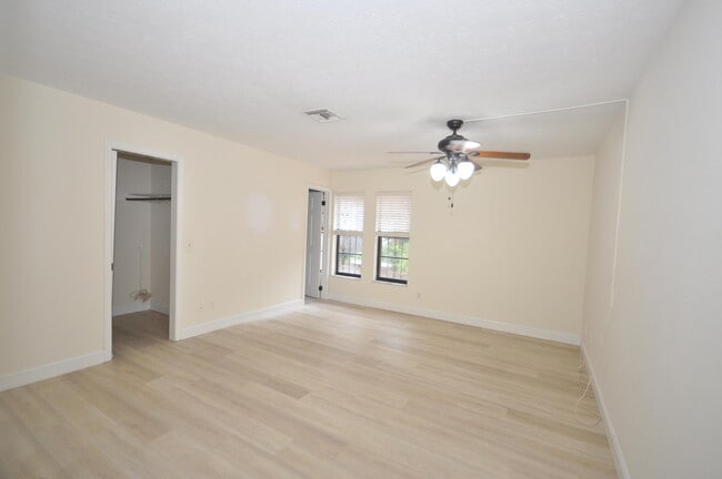 Building Photo - 10 Evergreen Dr