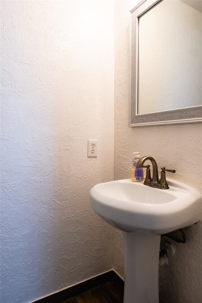 Building Photo - 3807 Gardenia Bend