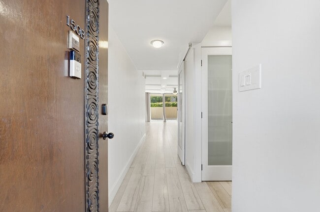 Building Photo - Beautiful 2-bedroom, 2-bathroom home nestled in the vibrant heart of Scottsdale. ALL UTILITIES IN...