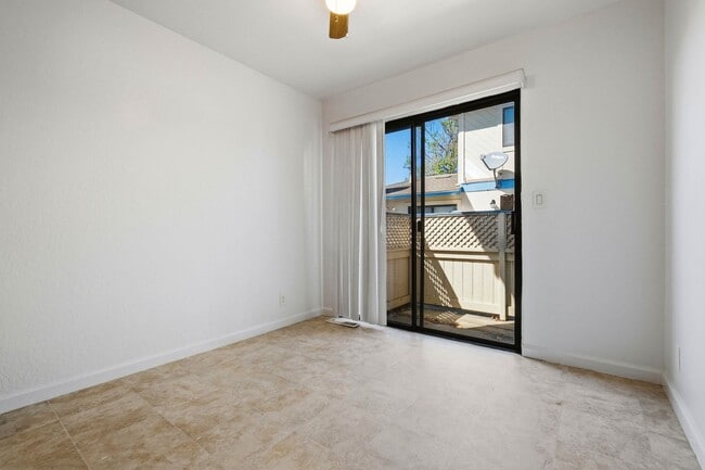 Building Photo - Updated Townhome with Garage!