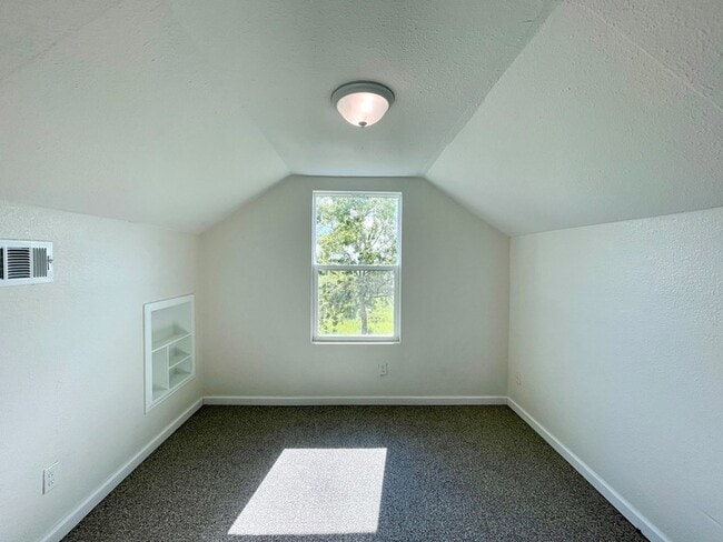 Building Photo - 11490 NE 30th St