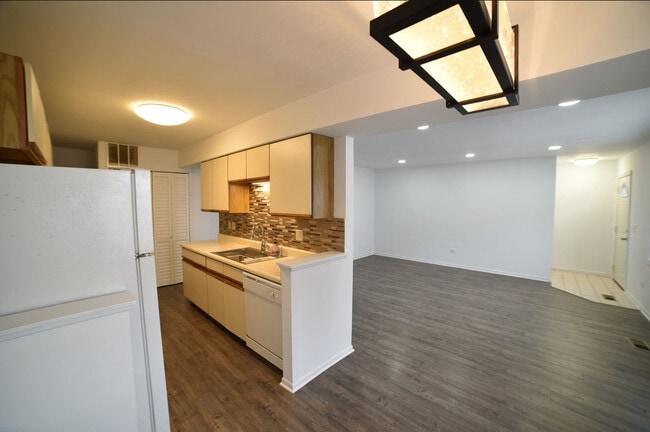 Building Photo - 437 N Cambridge Dr