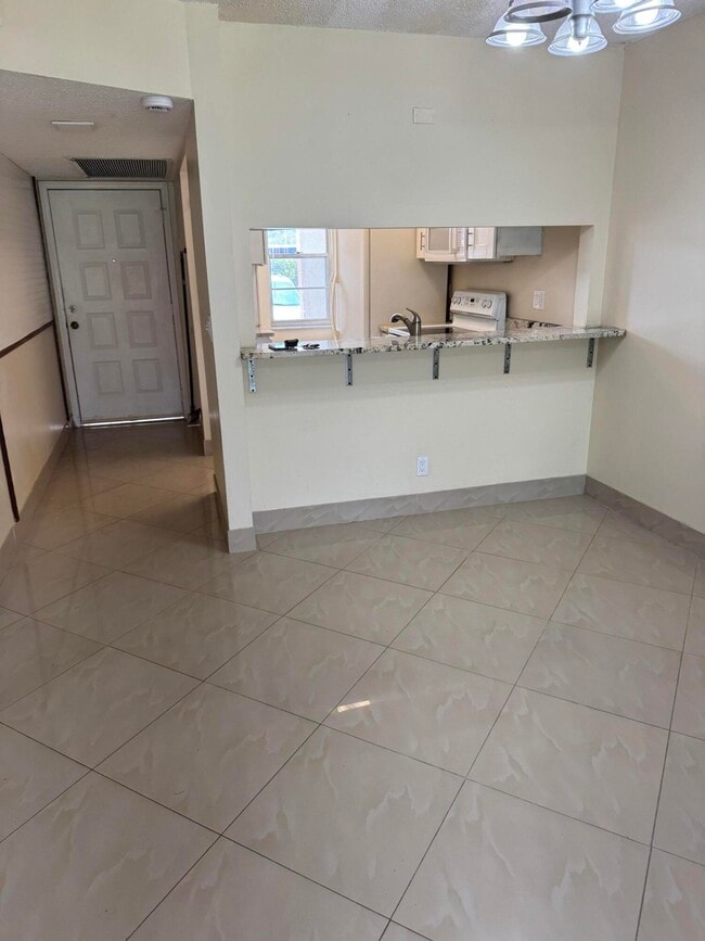 Building Photo - 9921 Three Lakes Cir