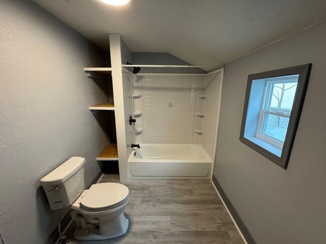 Building Photo - 2 bed 1 bath