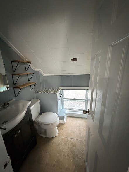 Building Photo - 571 Slade St