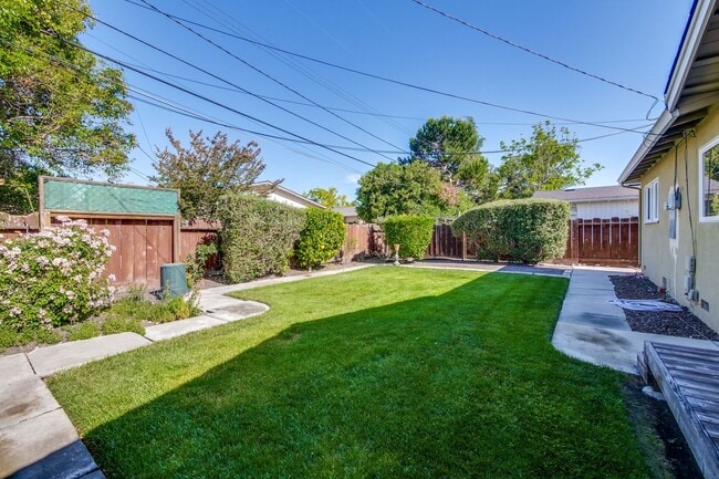 Building Photo - Excellent 4 bed 2.5 Bath Single Family Home!