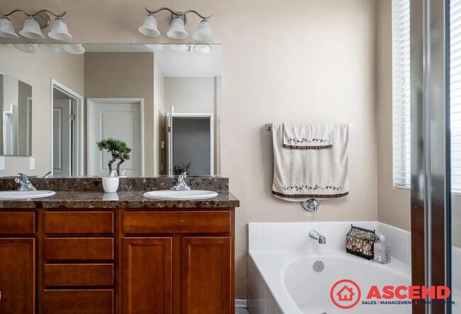 Building Photo - Fabulous Home Off Kern Canyon Rd and Mesa ...
