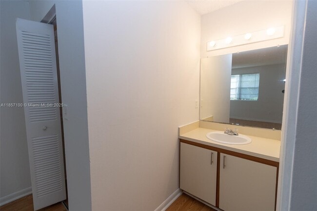 Building Photo - 1237 SW 46th Ave
