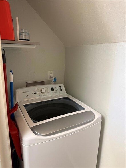 Building Photo - 2425 Oxford Pl