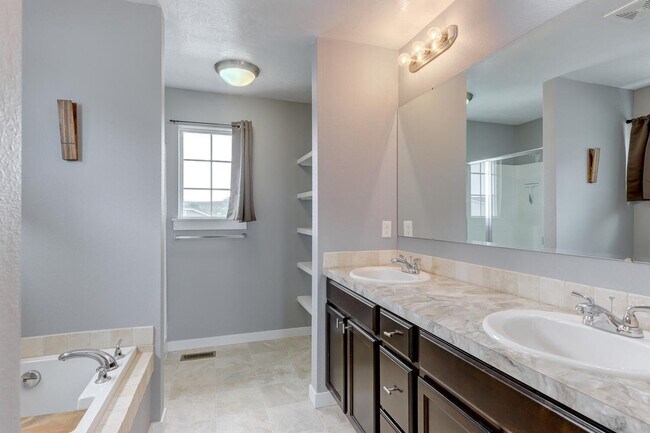 Building Photo - Very Clean 4 Bed/2.5 Home In Kuna!
