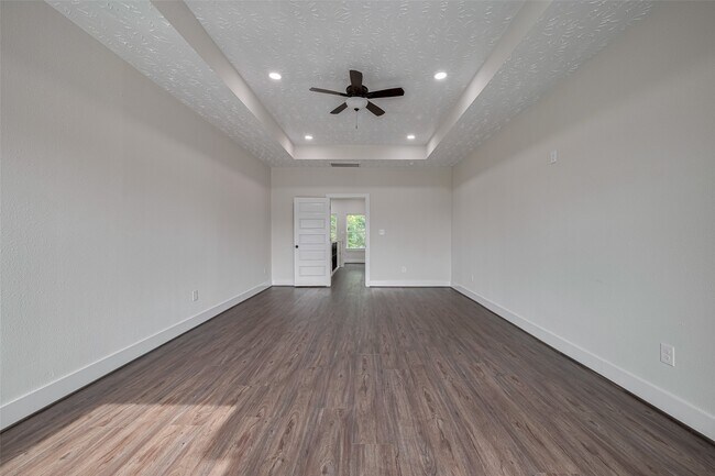 Building Photo - 2206 Hoskins Dr