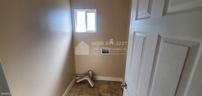 Building Photo - 2 br, 1 bath Duplex - 956 E 55th St -