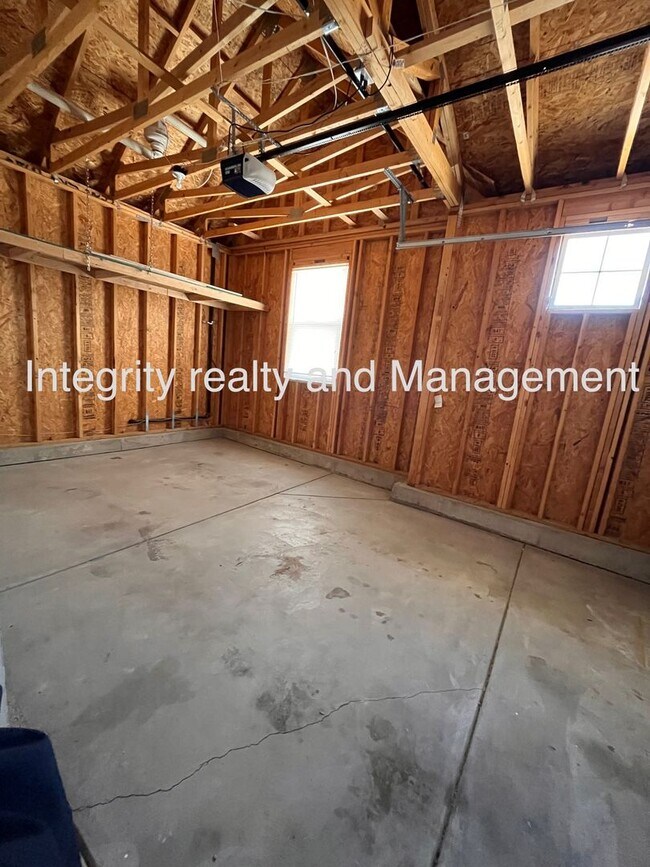 Building Photo - 4 Bed/3 Bath, 3,550 Sqft -1057 Clear Sky W...