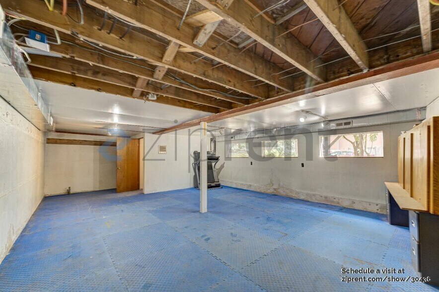 Building Photo - Unit