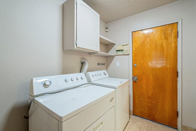 Building Photo - Move in Ready! 3 Bedrooms, 3 Bathrooms & P...
