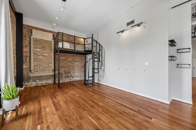Building Photo - 915 Franklin St