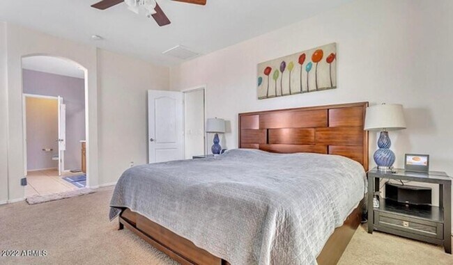 Building Photo - 5 Bedroom, 3 Bath Home in Secluded Neighbo...