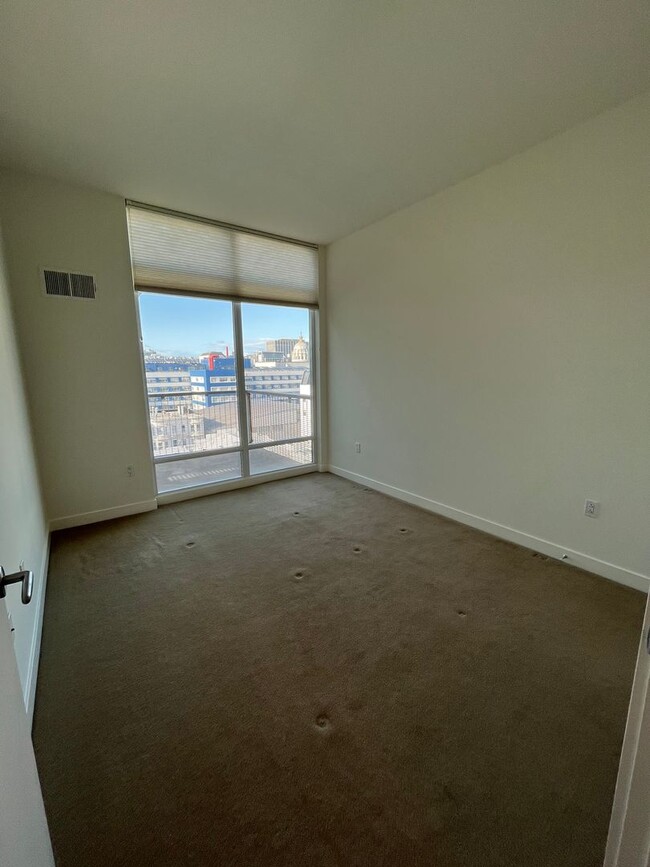 Building Photo - Beautiful top floor 1BD/1BA unit in the Hayes