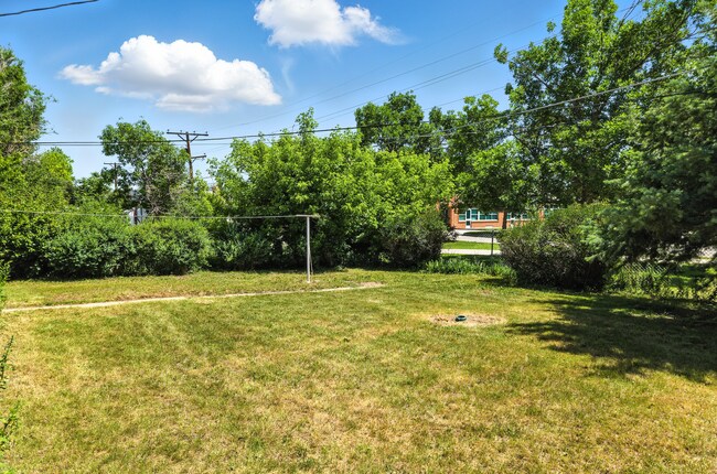 Building Photo - 3 Bedroom / 2 Bathroom Home With Large Bac...