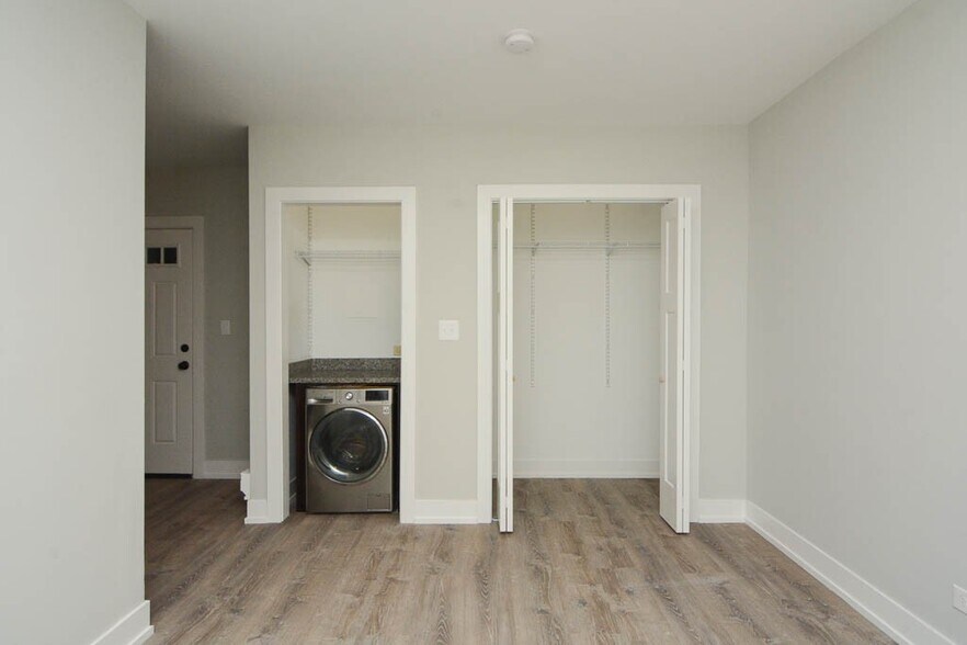 Building Photo - 533 W Belden Ave