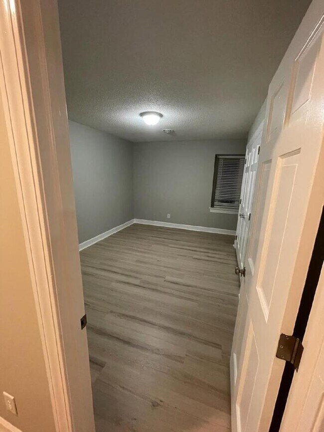 Building Photo - 3 Bedroom 2 bath