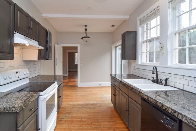 Building Photo - Charming 3 Bedroom Home in Desirable Heath...