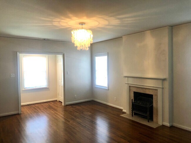 Building Photo - Stunning Midtown Home In Highly Desirable Bren Rose!