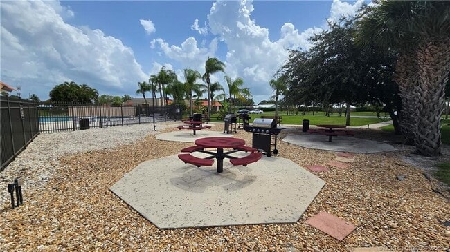 Building Photo - 1985 NE Collins Cir