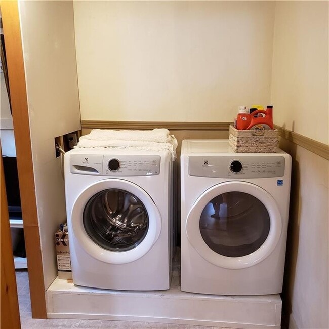 Building Photo - 120 Mill St