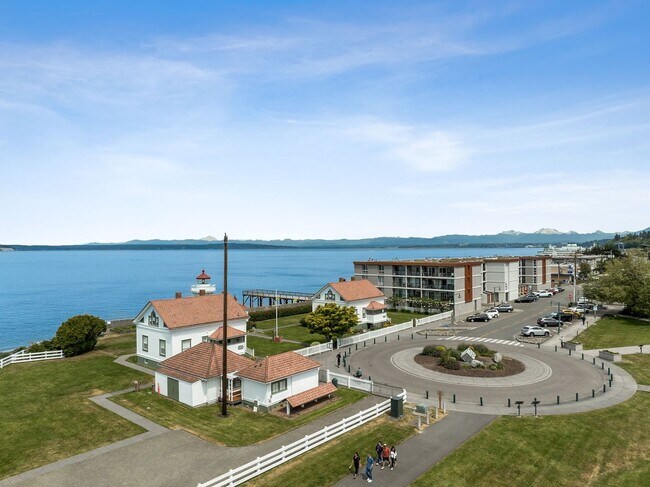Building Photo - 2 Bedroom 2 Bath Top Floor Corner Unit  wi...