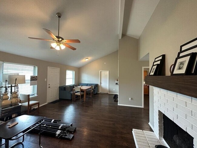 Building Photo - 10921 Pecan Dr