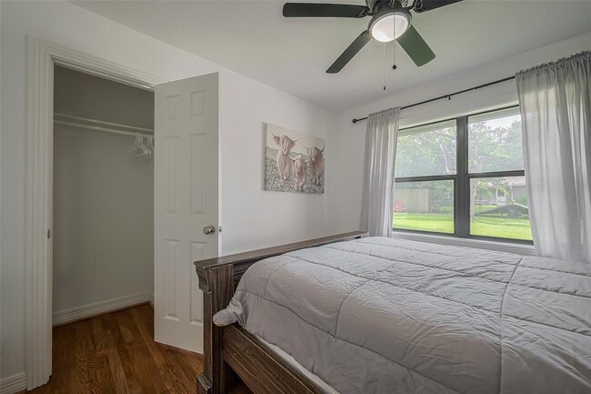 Building Photo - 8057 Ridgeview Dr