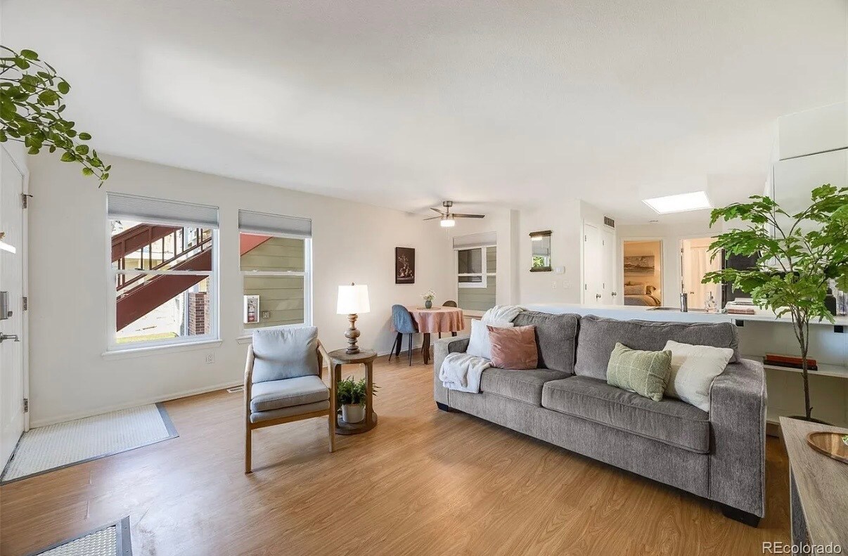 Building Photo - 942 S Dearborn Way