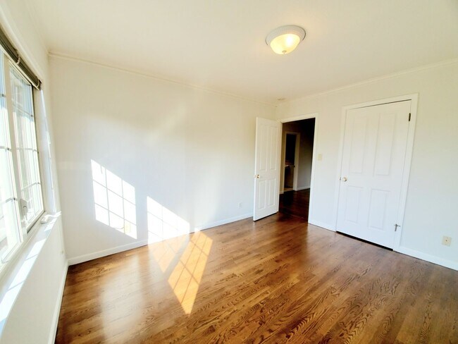 Building Photo - Hillsborough home with Bay views