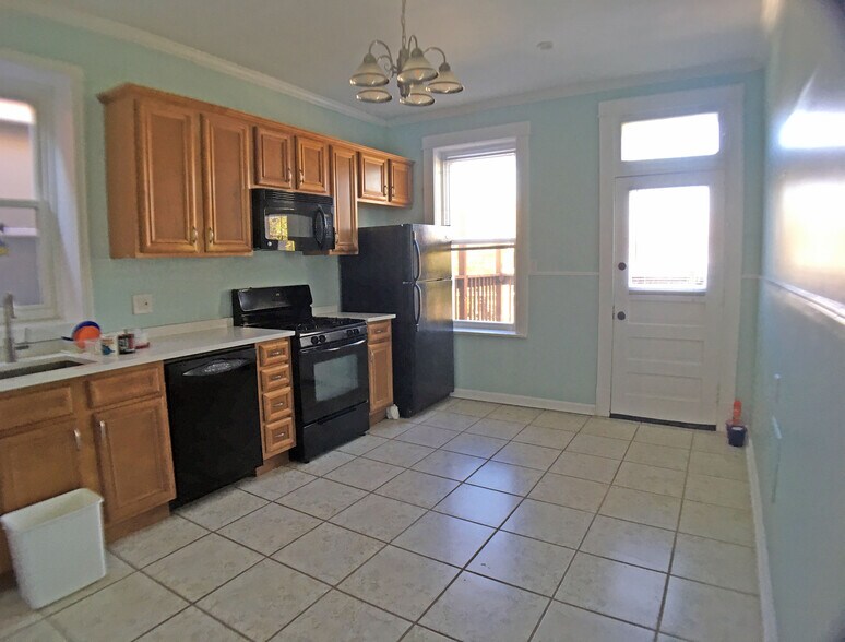 Large eat-in kitchen, quartz countertop - 4125 Juniata St
