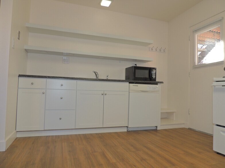 Building Photo - 208 Park Dr