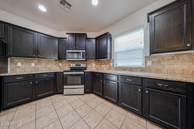 Building Photo - 3535 S Jasmine Dr