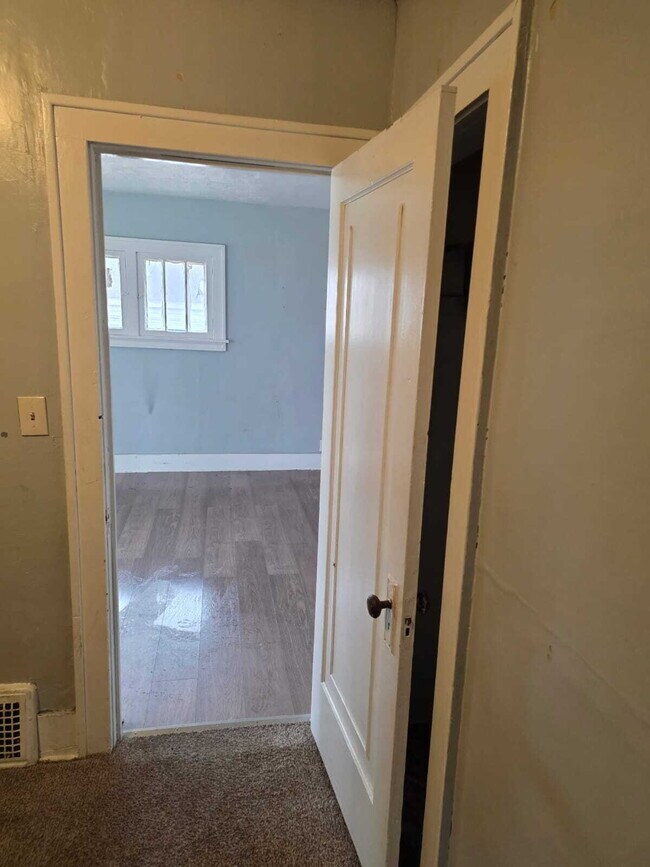 Building Photo - 2-Bedroom Gem on Barrie Avenue – Perfectly Quaint Living in Flint!