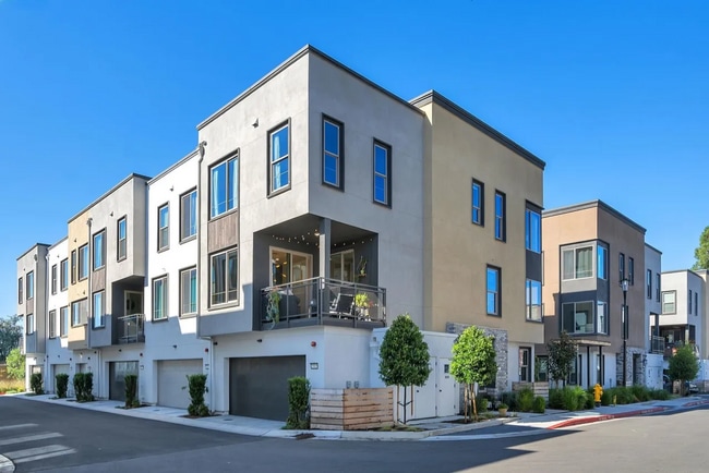 Building Photo - Beautiful Energy Efficient Hayward Townhome w/ Modern Updates