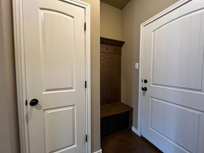 Building Photo - 3 Bedroom Home available for rent.   Refrigerator, washer and dryer included.